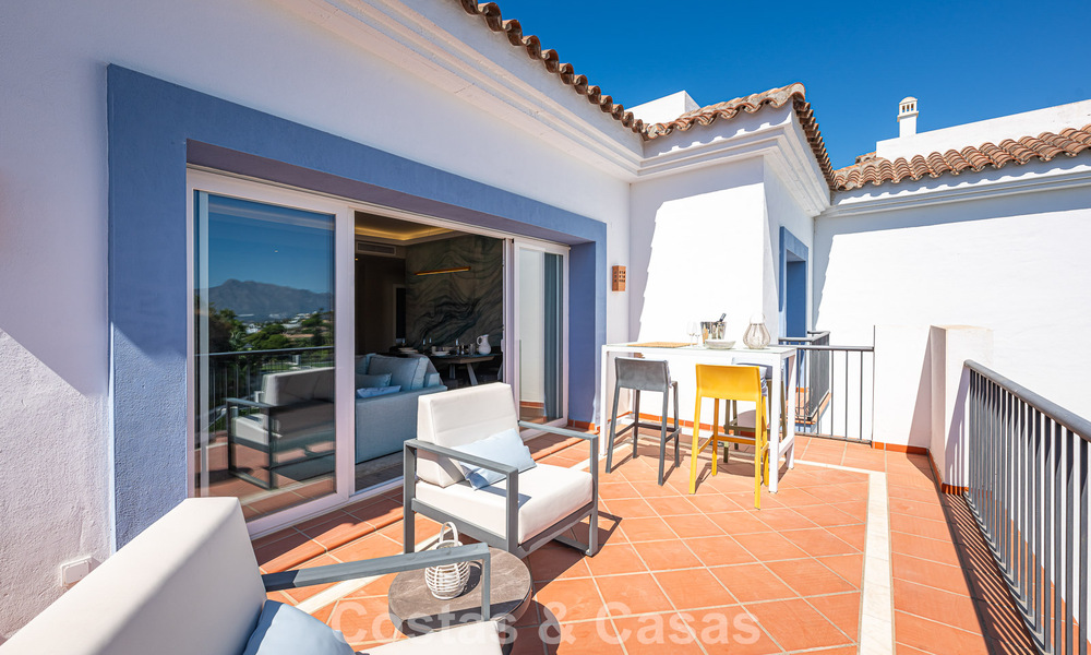 Eigentijds, luxe duplex penthouse te koop in een resort-achtig complex in mediterrane stijl in El Paraiso, Marbella - Benahavis 807344