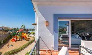 Eigentijds, luxe duplex penthouse te koop in een resort-achtig complex in mediterrane stijl in El Paraiso, Marbella - Benahavis 807345 