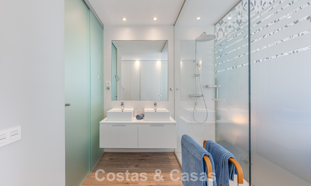 Eigentijds, luxe duplex penthouse te koop in een resort-achtig complex in mediterrane stijl in El Paraiso, Marbella - Benahavis 807351