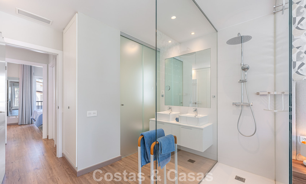 Eigentijds, luxe duplex penthouse te koop in een resort-achtig complex in mediterrane stijl in El Paraiso, Marbella - Benahavis 807352
