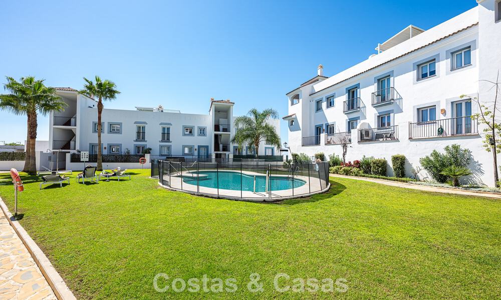 Eigentijds, luxe duplex penthouse te koop in een resort-achtig complex in mediterrane stijl in El Paraiso, Marbella - Benahavis 807360