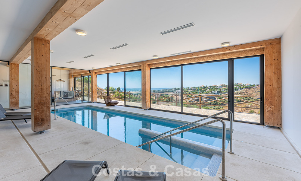 Eigentijds, luxe duplex penthouse te koop in een resort-achtig complex in mediterrane stijl in El Paraiso, Marbella - Benahavis 807364