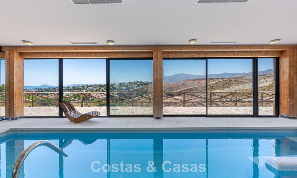 Eigentijds, luxe duplex penthouse te koop in een resort-achtig complex in mediterrane stijl in El Paraiso, Marbella - Benahavis 807365