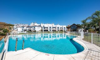 Eigentijds, luxe duplex penthouse te koop in een resort-achtig complex in mediterrane stijl in El Paraiso, Marbella - Benahavis 807366 