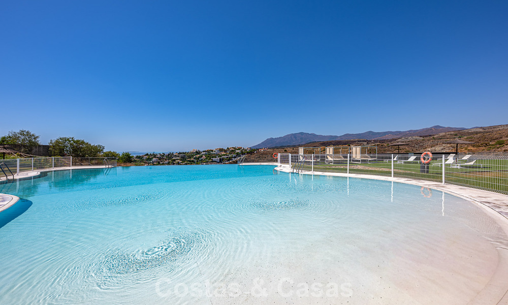 Eigentijds, luxe duplex penthouse te koop in een resort-achtig complex in mediterrane stijl in El Paraiso, Marbella - Benahavis 807367
