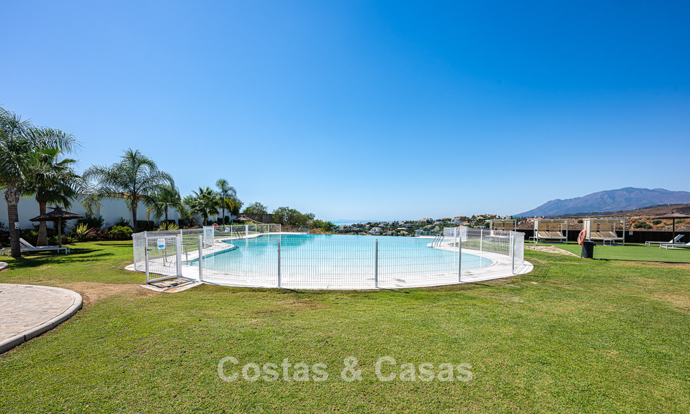 Eigentijds, luxe duplex penthouse te koop in een resort-achtig complex in mediterrane stijl in El Paraiso, Marbella - Benahavis 807368