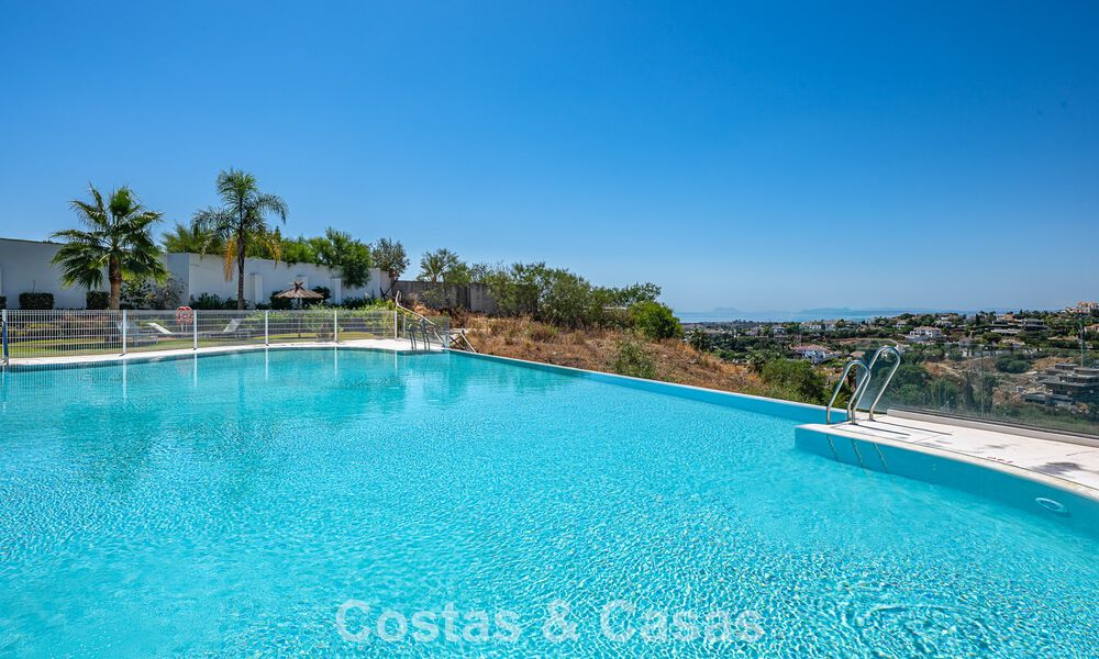 Eigentijds, luxe duplex penthouse te koop in een resort-achtig complex in mediterrane stijl in El Paraiso, Marbella - Benahavis 807370