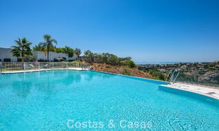 Eigentijds, luxe duplex penthouse te koop in een resort-achtig complex in mediterrane stijl in El Paraiso, Marbella - Benahavis 807370 