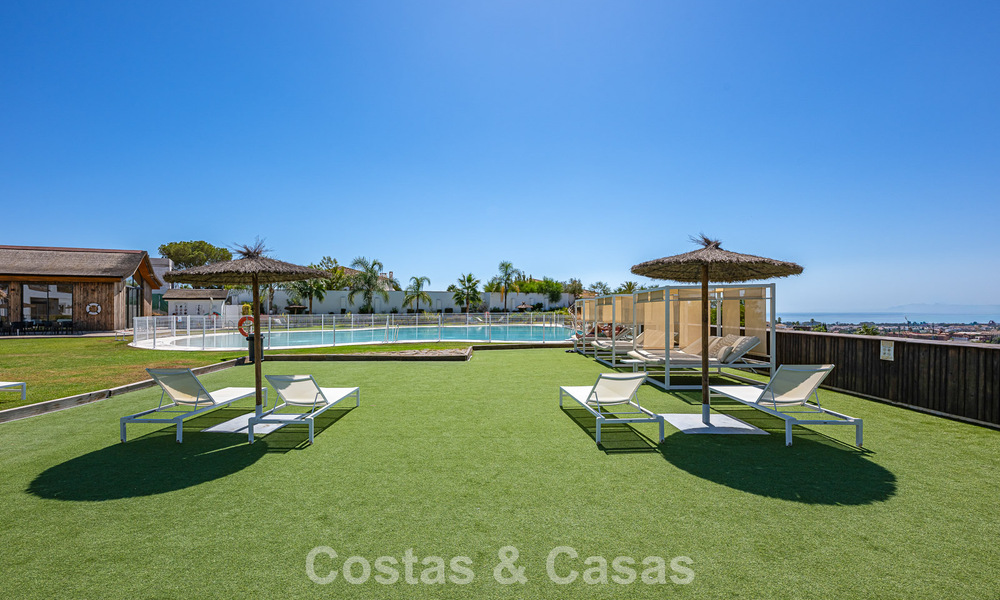 Eigentijds, luxe duplex penthouse te koop in een resort-achtig complex in mediterrane stijl in El Paraiso, Marbella - Benahavis 807371