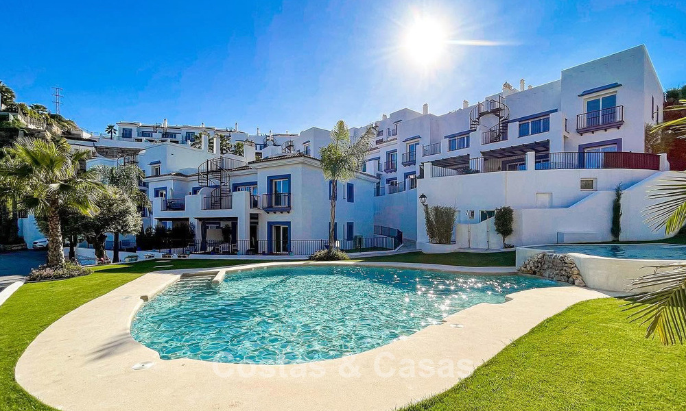 Eigentijds, luxe duplex penthouse te koop in een resort-achtig complex in mediterrane stijl in El Paraiso, Marbella - Benahavis 807382