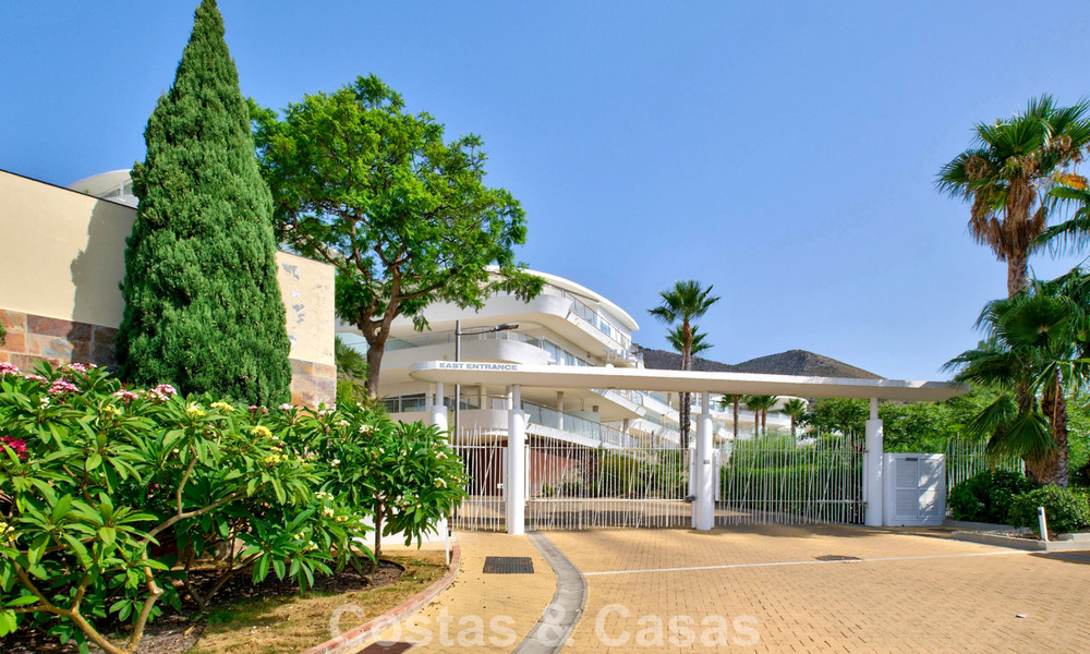 Stijlvol, top-floor, hoekappartement met adembenemend zeezicht te koop in El Higueron in Fuengirola, Costa del Sol 807568