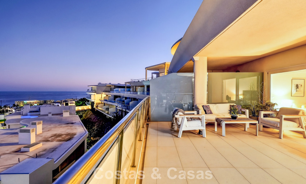 Stijlvol, top-floor, hoekappartement met adembenemend zeezicht te koop in El Higueron in Fuengirola, Costa del Sol 807570