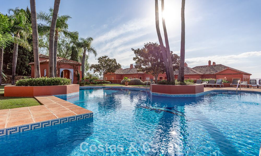 Gemoderniseerd halfvrijstaand herenhuis met panoramisch uitzicht te koop in de heuvels van Marbella - Benahavis 807599