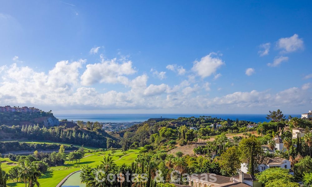 Mediterrane villa met subliem golf- en zeezicht te koop in Los Arqueros, Marbella - Benahavis 807763