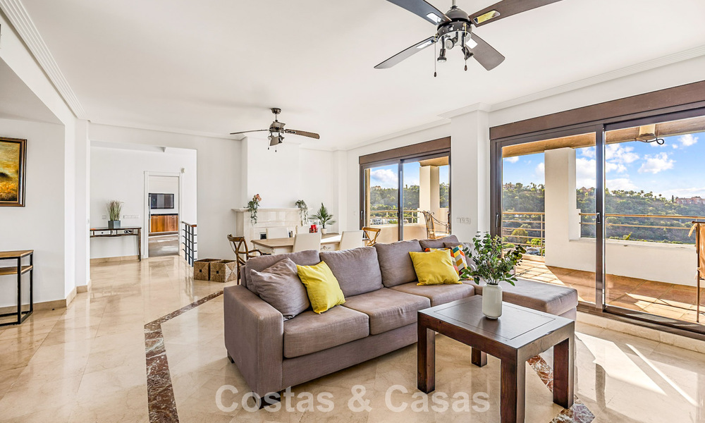 Mediterrane villa met subliem golf- en zeezicht te koop in Los Arqueros, Marbella - Benahavis 807764