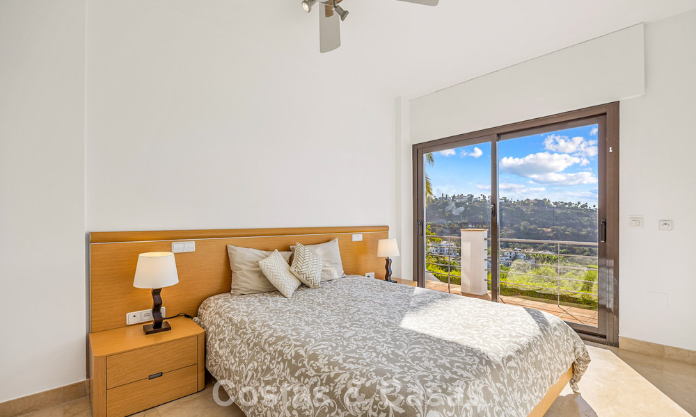Mediterrane villa met subliem golf- en zeezicht te koop in Los Arqueros, Marbella - Benahavis 807769