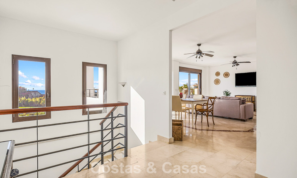 Mediterrane villa met subliem golf- en zeezicht te koop in Los Arqueros, Marbella - Benahavis 807773