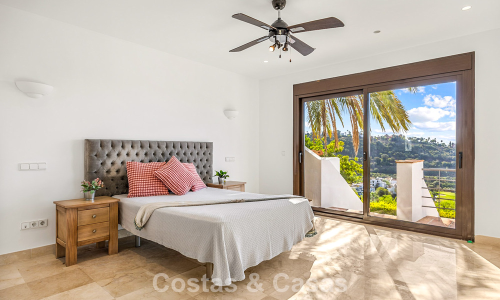 Mediterrane villa met subliem golf- en zeezicht te koop in Los Arqueros, Marbella - Benahavis 807774