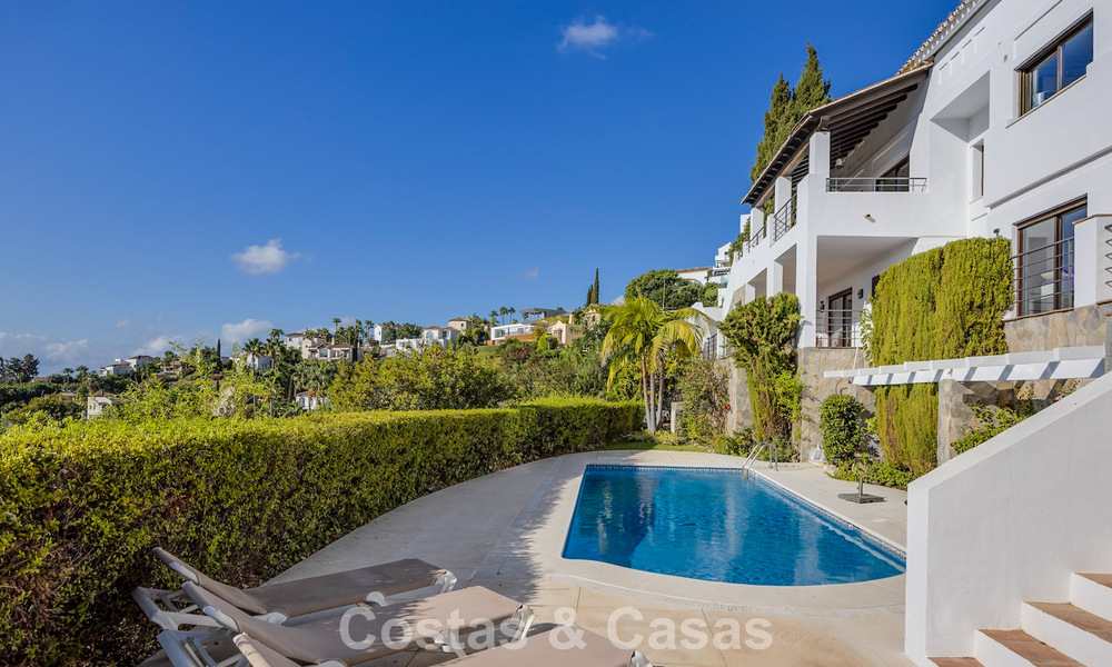 Mediterrane villa met subliem golf- en zeezicht te koop in Los Arqueros, Marbella - Benahavis 807775