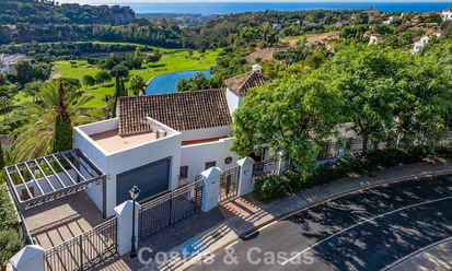 Mediterrane villa met subliem golf- en zeezicht te koop in Los Arqueros, Marbella - Benahavis 808060