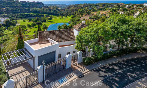 Mediterrane villa met subliem golf- en zeezicht te koop in Los Arqueros, Marbella - Benahavis 808060