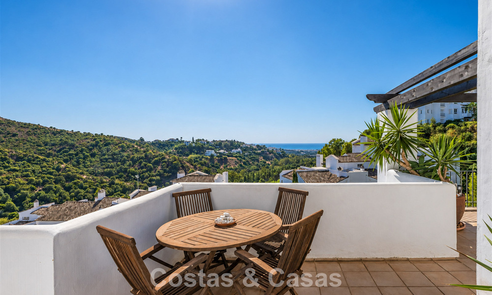 Prachtig penthouse met renovatiemogelijkheden te koop met golf- en zeezicht in La Quinta, Marbella - Benahavis 807669