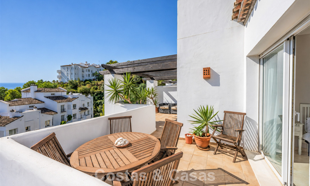 Prachtig penthouse met renovatiemogelijkheden te koop met golf- en zeezicht in La Quinta, Marbella - Benahavis 807671