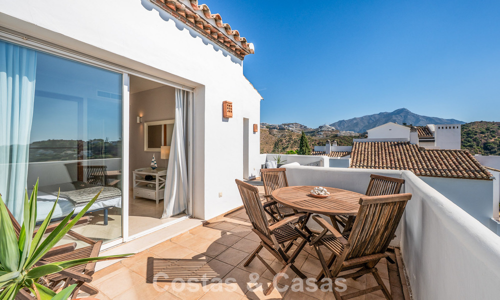 Prachtig penthouse met renovatiemogelijkheden te koop met golf- en zeezicht in La Quinta, Marbella - Benahavis 807690