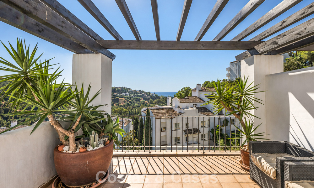 Prachtig penthouse met renovatiemogelijkheden te koop met golf- en zeezicht in La Quinta, Marbella - Benahavis 807695