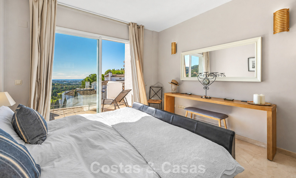 Prachtig penthouse met renovatiemogelijkheden te koop met golf- en zeezicht in La Quinta, Marbella - Benahavis 807698