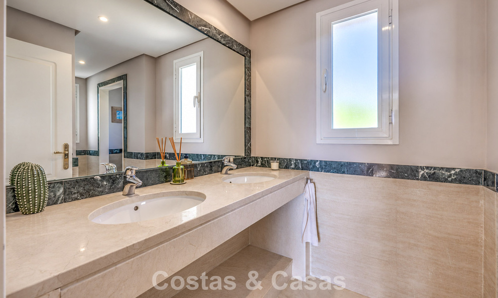 Prachtig penthouse met renovatiemogelijkheden te koop met golf- en zeezicht in La Quinta, Marbella - Benahavis 807700