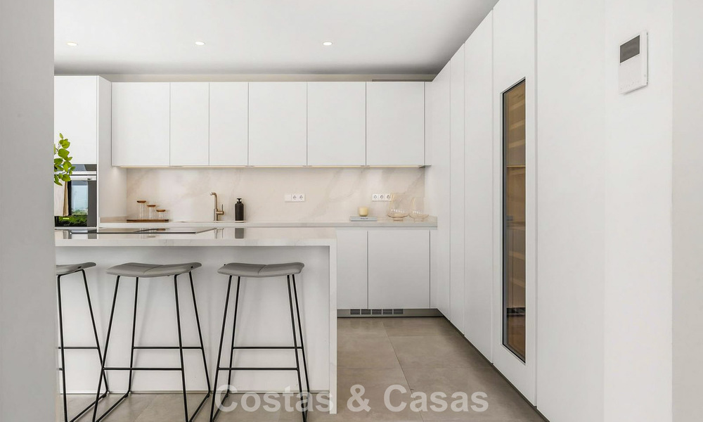 Gemoderniseerde villa met eigentijds-mediterrane bouwstijl te koop in Nueva Andalucia’s golfvallei, Marbella 807980