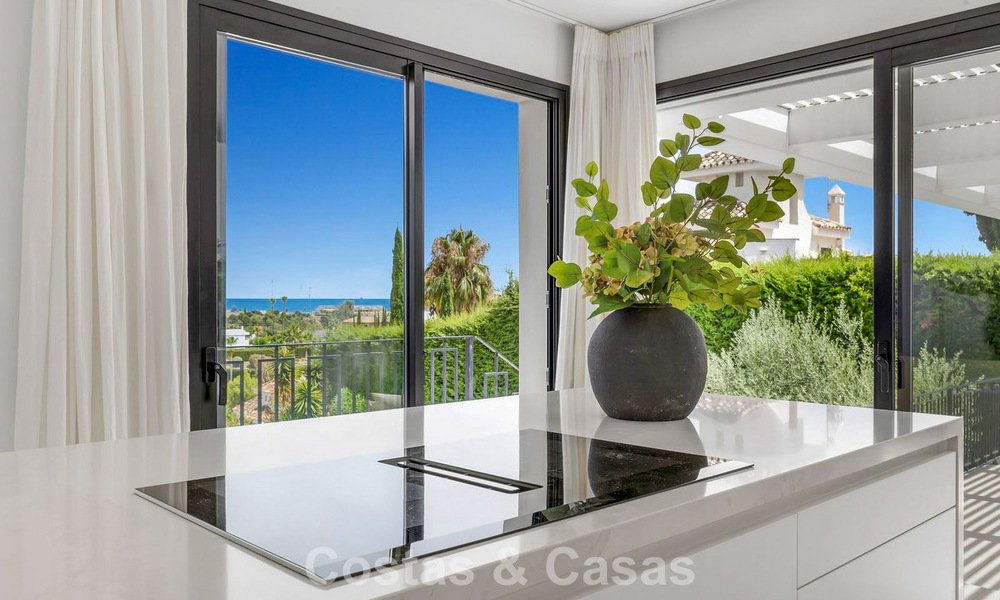 Gemoderniseerde villa met eigentijds-mediterrane bouwstijl te koop in Nueva Andalucia’s golfvallei, Marbella 807982