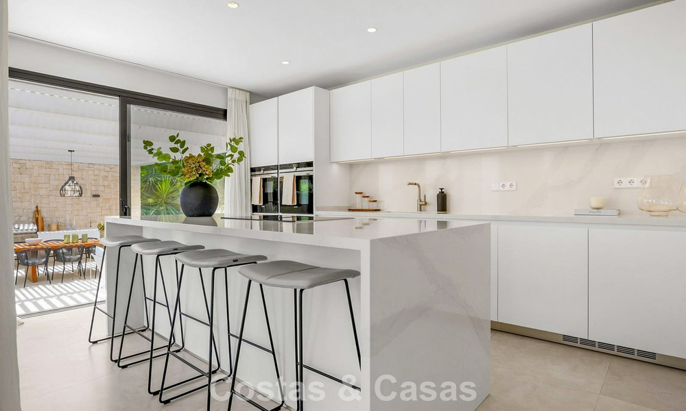 Gemoderniseerde villa met eigentijds-mediterrane bouwstijl te koop in Nueva Andalucia’s golfvallei, Marbella 807983