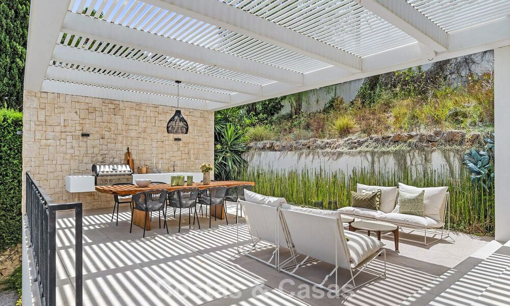 Gemoderniseerde villa met eigentijds-mediterrane bouwstijl te koop in Nueva Andalucia’s golfvallei, Marbella 807985