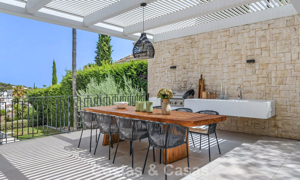Gemoderniseerde villa met eigentijds-mediterrane bouwstijl te koop in Nueva Andalucia’s golfvallei, Marbella 807986