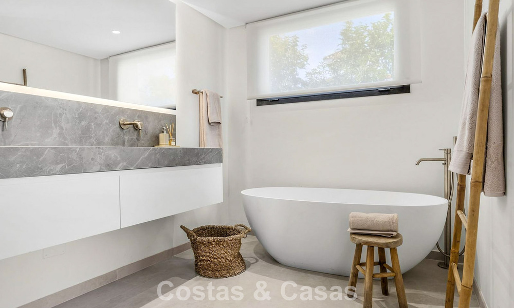 Gemoderniseerde villa met eigentijds-mediterrane bouwstijl te koop in Nueva Andalucia’s golfvallei, Marbella 807994