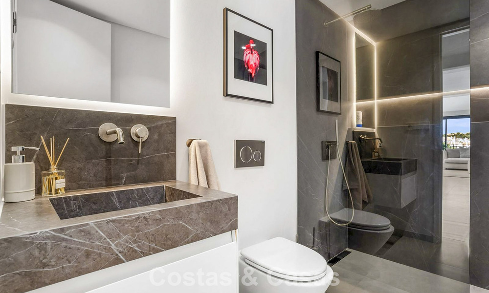 Gemoderniseerde villa met eigentijds-mediterrane bouwstijl te koop in Nueva Andalucia’s golfvallei, Marbella 807997