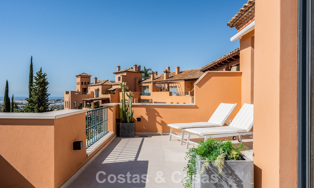 Luxe duplex penthouse met panoramisch uitzicht te koop in Nueva Andalucia’s golfvallei, Marbella 808081