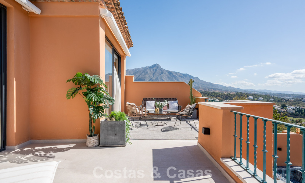 Luxe duplex penthouse met panoramisch uitzicht te koop in Nueva Andalucia’s golfvallei, Marbella 808084