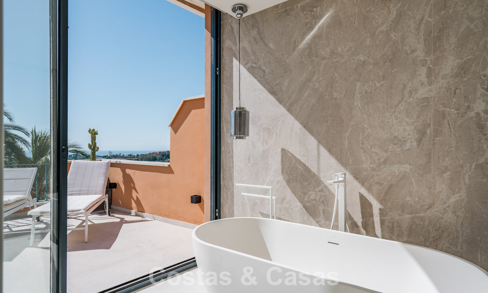 Luxe duplex penthouse met panoramisch uitzicht te koop in Nueva Andalucia’s golfvallei, Marbella 808085