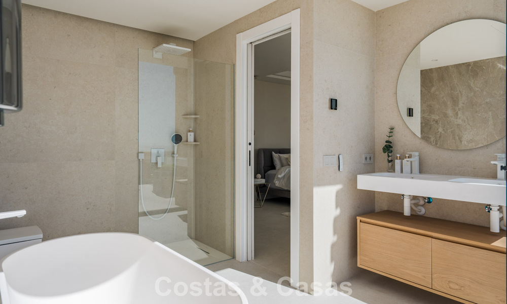 Luxe duplex penthouse met panoramisch uitzicht te koop in Nueva Andalucia’s golfvallei, Marbella 808087