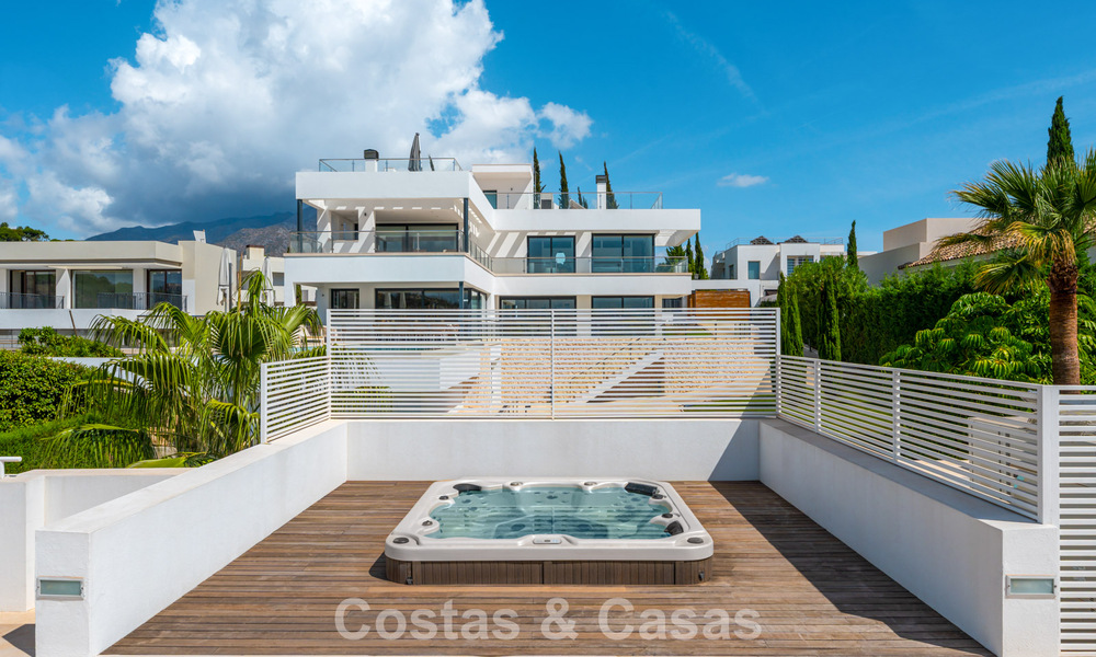 Hedendaagse luxe villa met minimalistisch design te koop in Nueva Andalucia, Marbella 808115