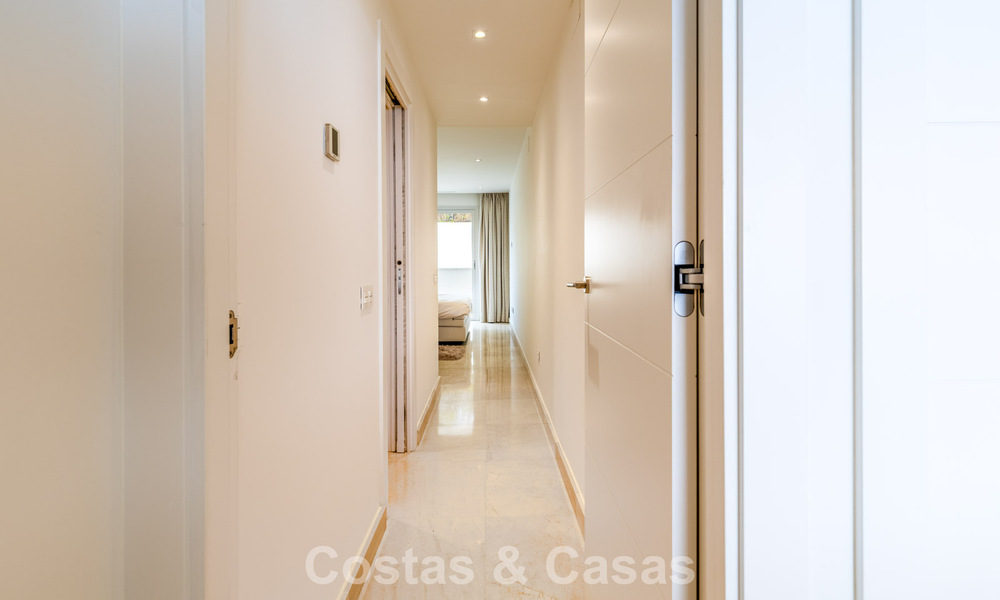 Modern appartement te koop met plonsbad en zeezicht in een boetiekcomplex in de golfvallei van Nueva Andalucia, Marbella 808135