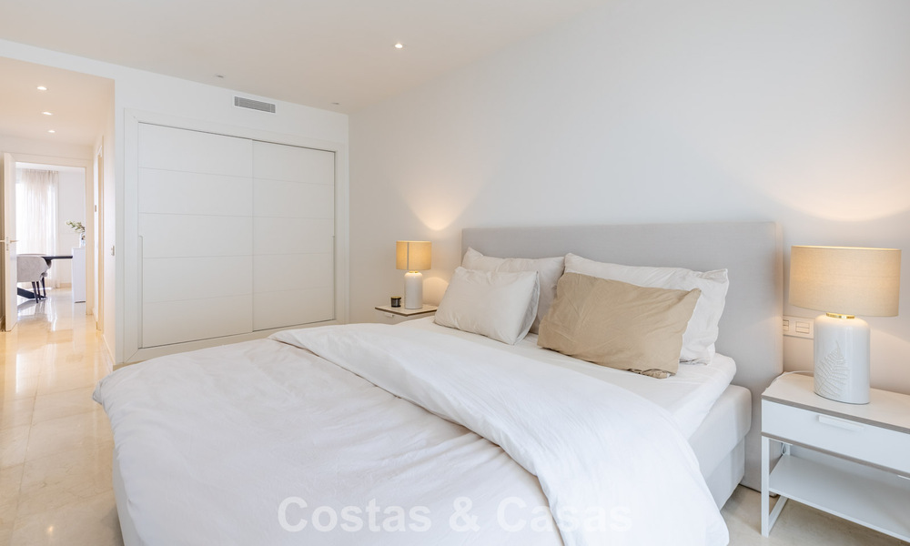 Modern appartement te koop met plonsbad en zeezicht in een boetiekcomplex in de golfvallei van Nueva Andalucia, Marbella 808136