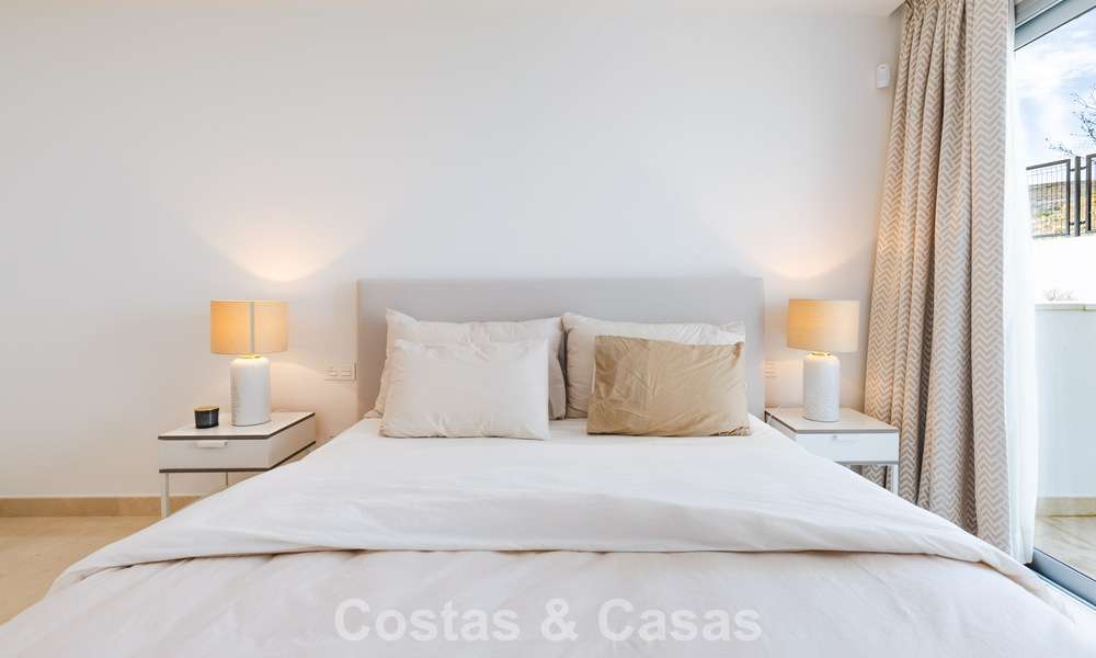 Modern appartement te koop met plonsbad en zeezicht in een boetiekcomplex in de golfvallei van Nueva Andalucia, Marbella 808137