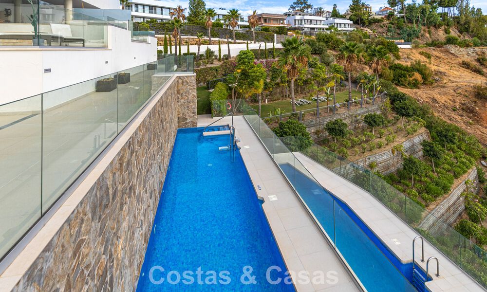Modern appartement te koop met plonsbad en zeezicht in een boetiekcomplex in de golfvallei van Nueva Andalucia, Marbella 808139