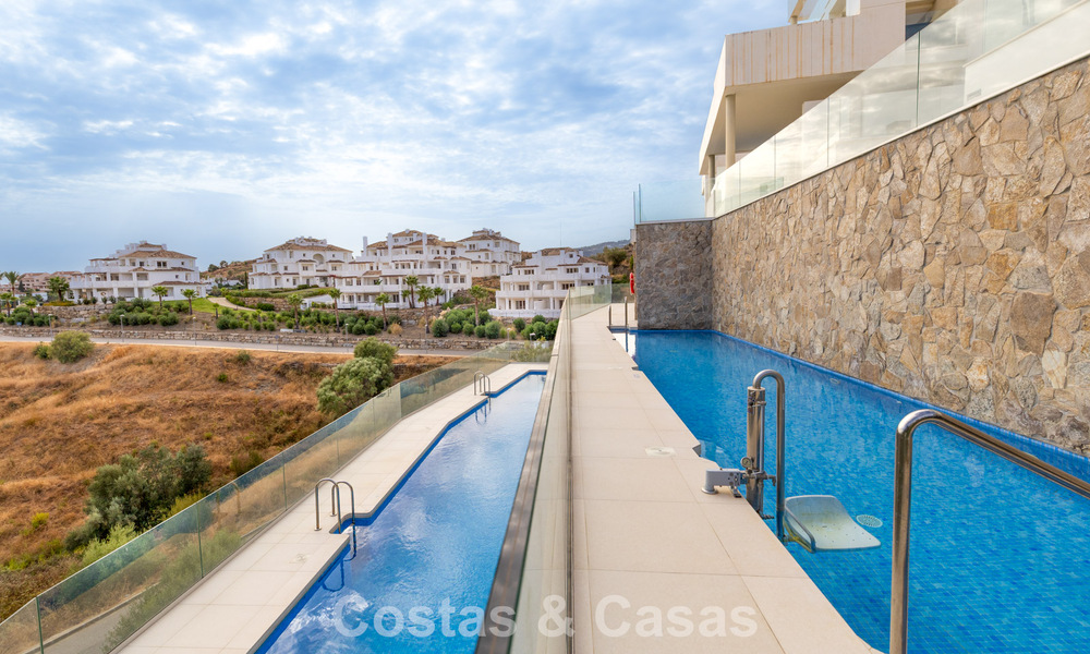 Modern appartement te koop met plonsbad en zeezicht in een boetiekcomplex in de golfvallei van Nueva Andalucia, Marbella 808141