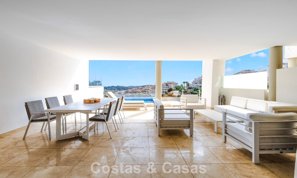 Modern appartement te koop met plonsbad en zeezicht in een boetiekcomplex in de golfvallei van Nueva Andalucia, Marbella 808143