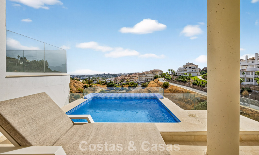 Modern appartement te koop met plonsbad en zeezicht in een boetiekcomplex in de golfvallei van Nueva Andalucia, Marbella 808144